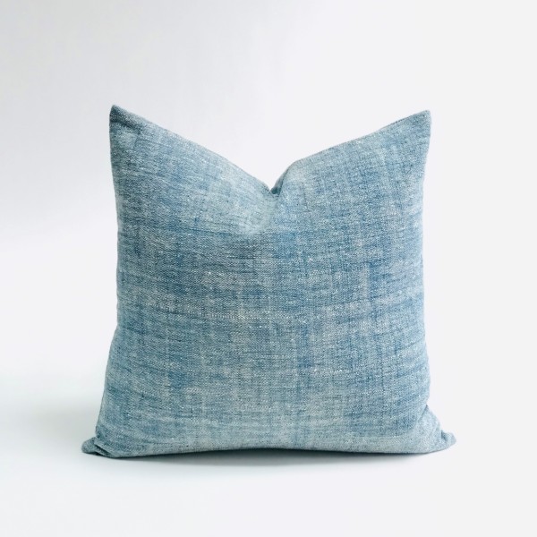 https://thedistantecho.com/image/cache/catalog/A-pillow/Pillow-LAOS/distant%20ECHO%20blue-mist%201-600x600.jpg